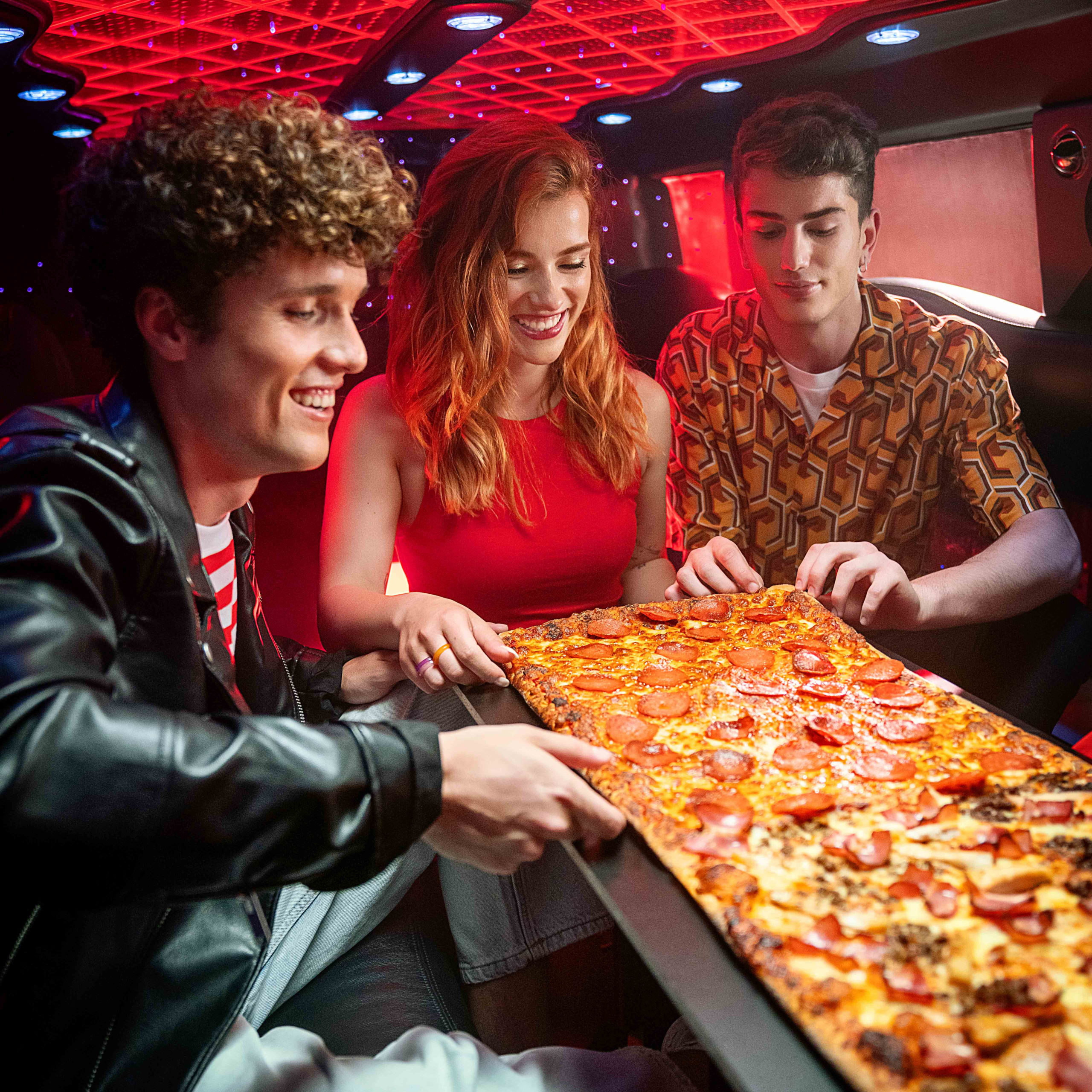 Telepizza lanza Limusina, una pizza de casi un metro de largo