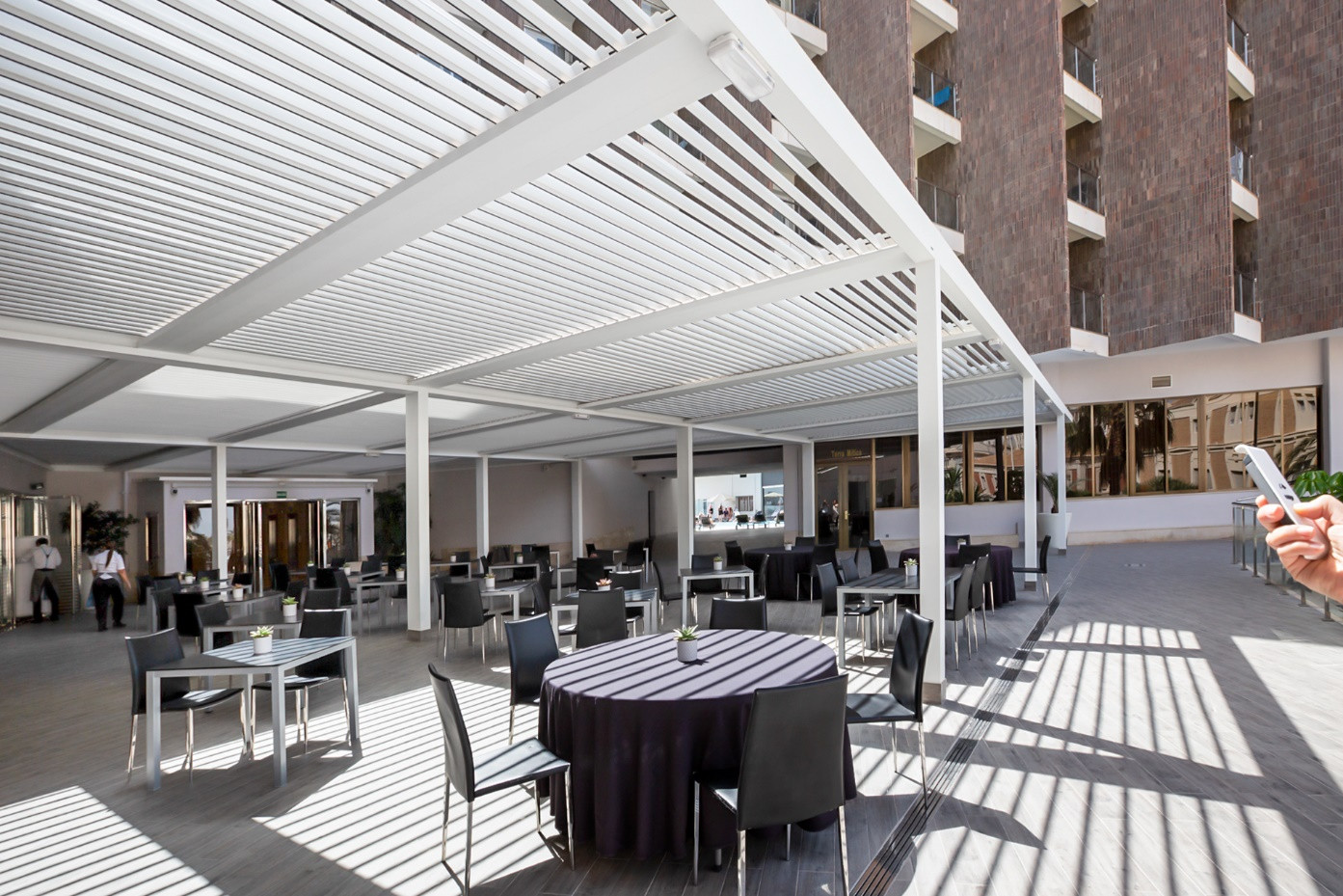 ​Doce pérgolas bioclimáticas de Saxun hacen más practicable el hotel Meliá Alicante