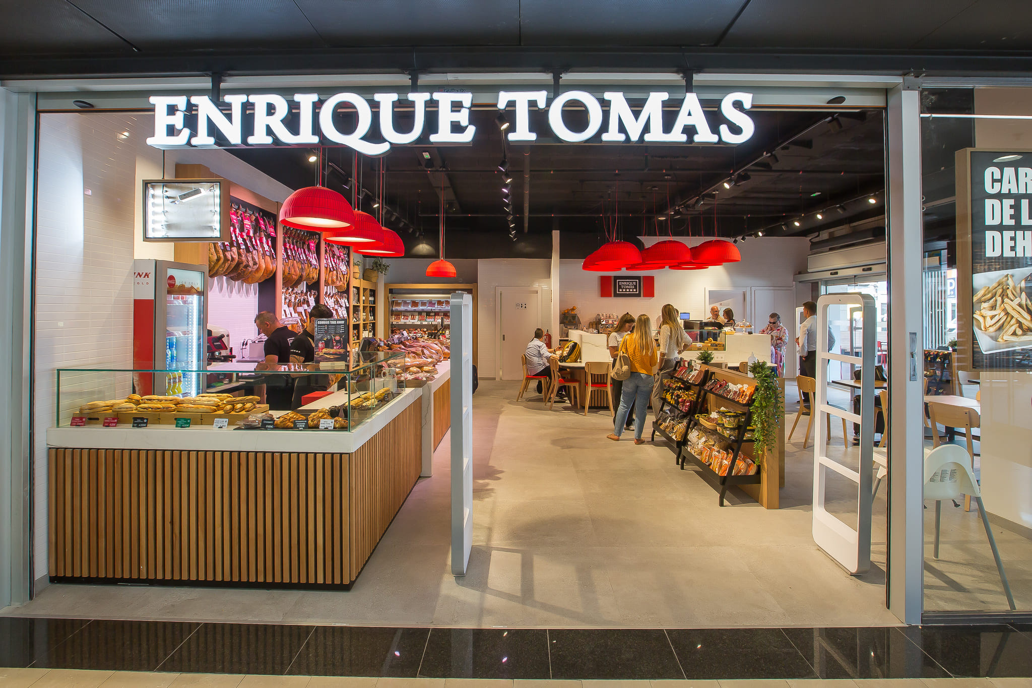 ​Enrique Tomás inaugura un local en el centro comercial La Farga de L’Hospitalet