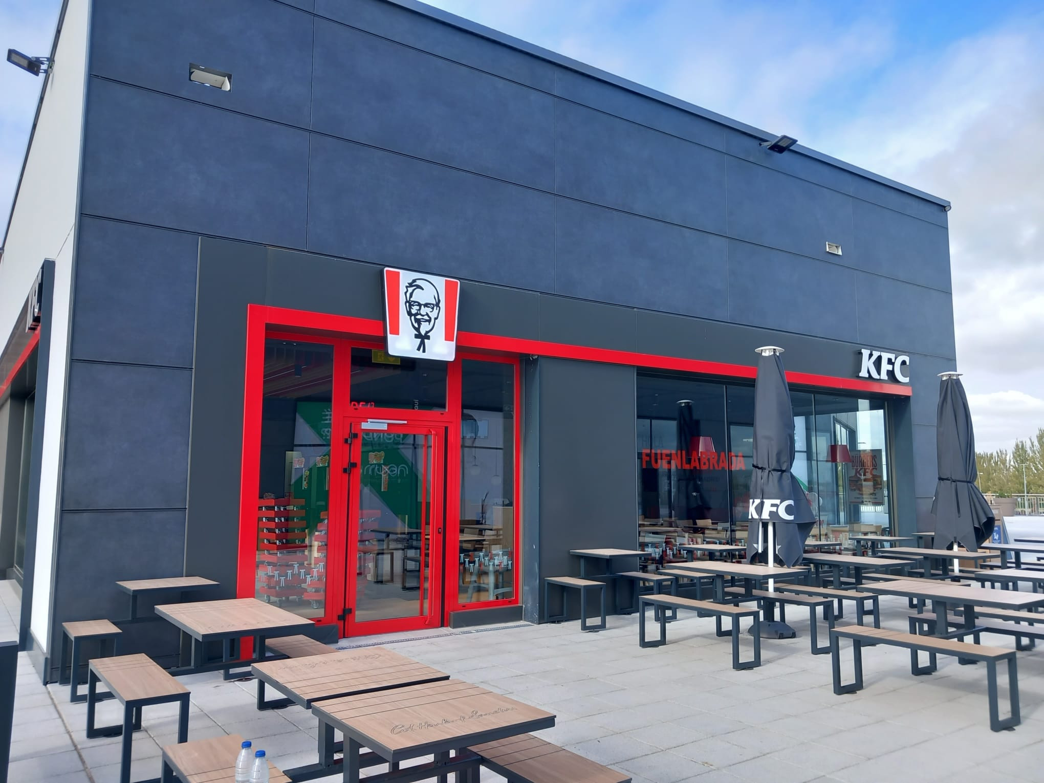KFC abre sus puertas en el nuevo centro comercial de Fuenlabrada, en Madrid