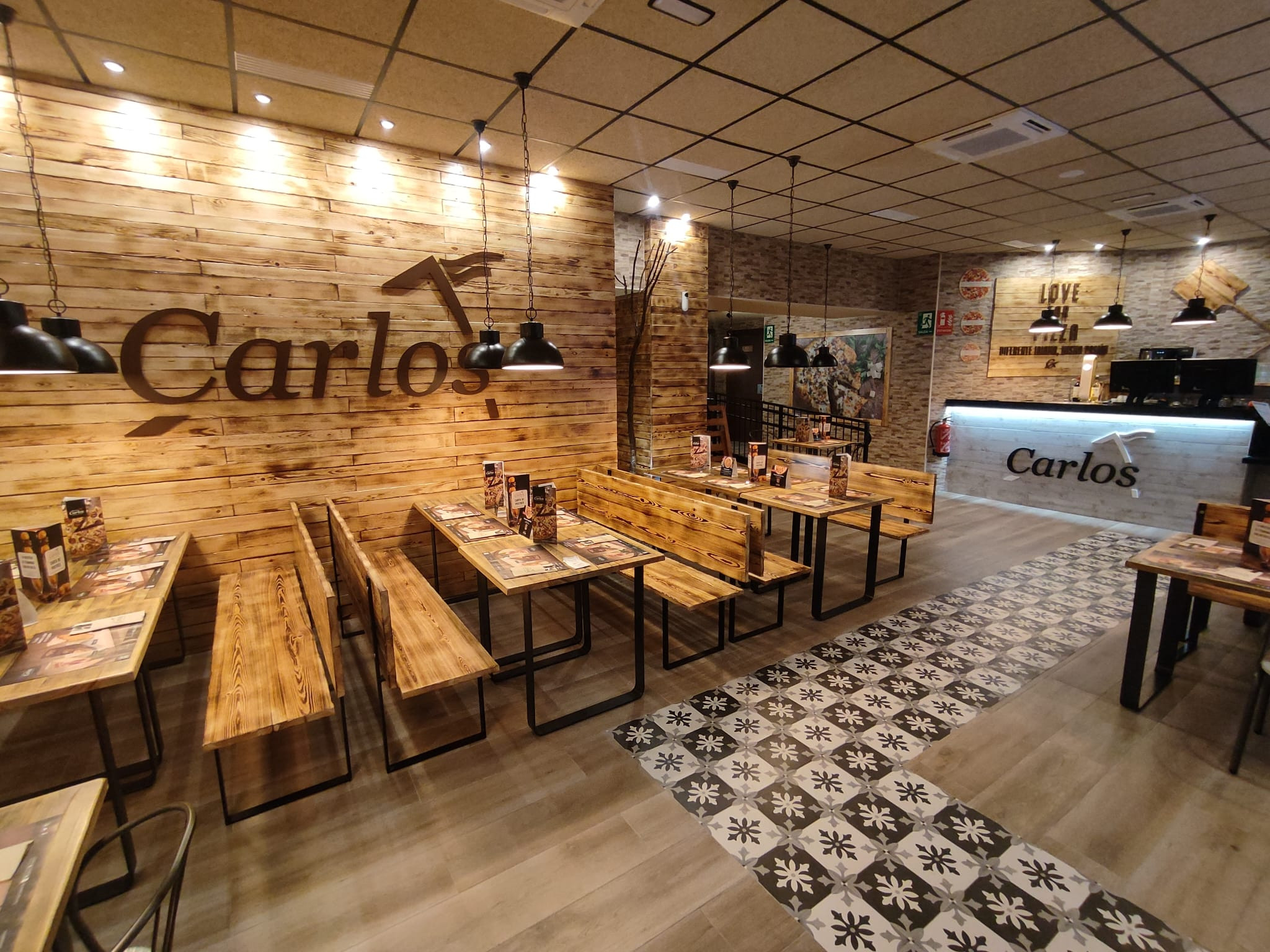 Pizzerías Carlos sigue creciendo con nuevos locales en Galicia y Madrid